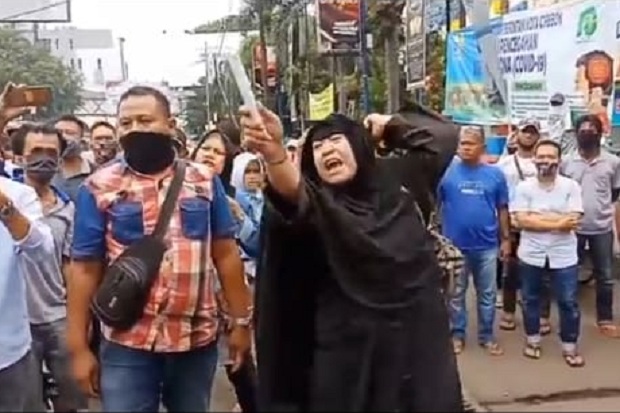 Langgar PSBB, Emak-emak...