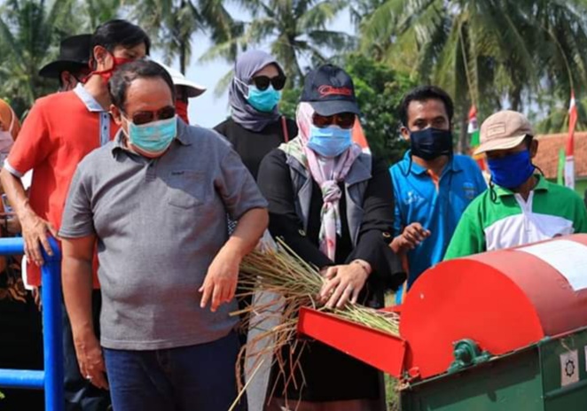 Beras Bansos untuk Warga...
