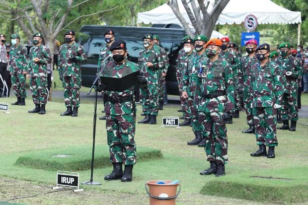 Pimpin Upacara Pemakaman...