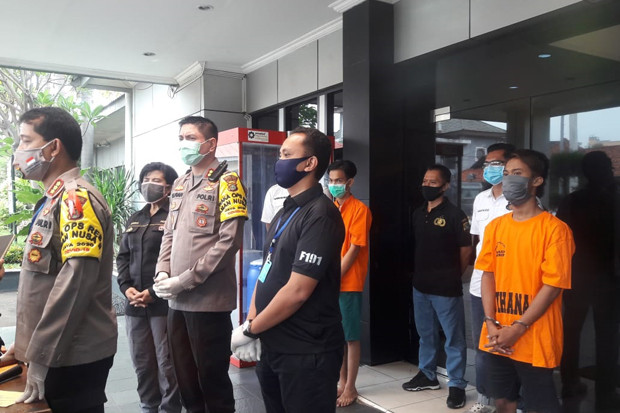 Bawa Celurit, Dua Anggota...