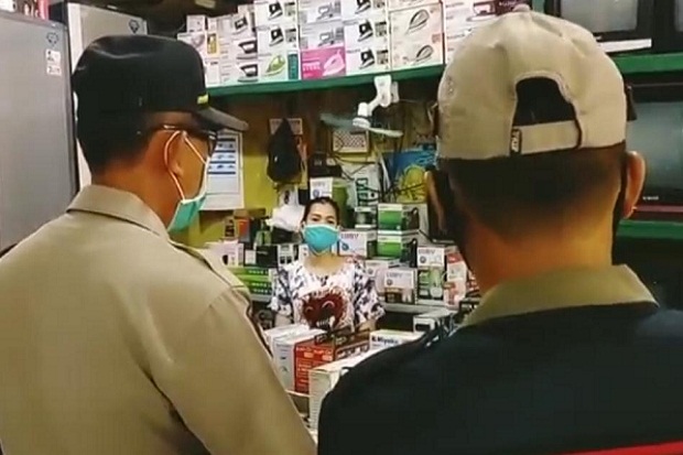 Tim Gabungan Tutup Toko...