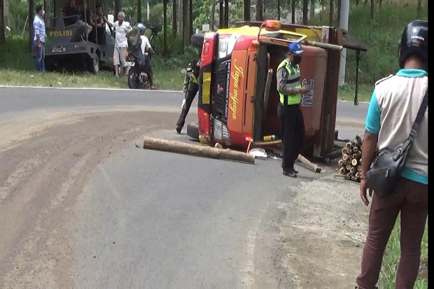 Truk Bermuatan Bambu...