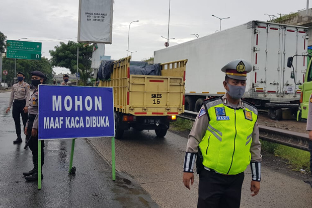 Polisi Kandangkan Ratusan...