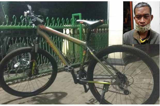 Curi Sepeda Saat Ditinggal...