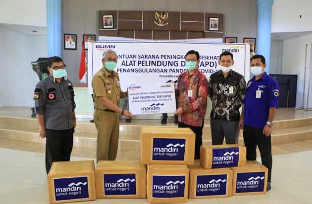 Bank Mandiri Serahkan...