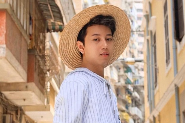 Travel Blogger Rian...