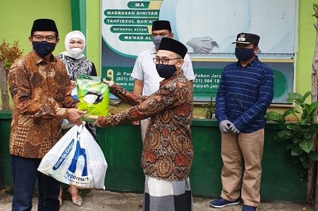 Serahkan Bantuan Bahan...