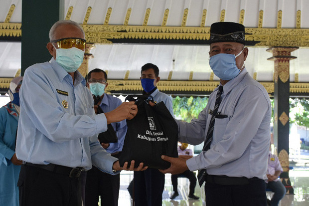 Warga Jalani Isolasi...