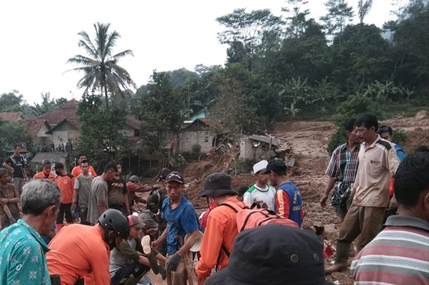 Belasan Rumah Diterjang...
