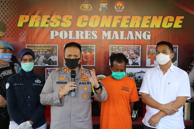 Pura-pura Kenal, Pria...