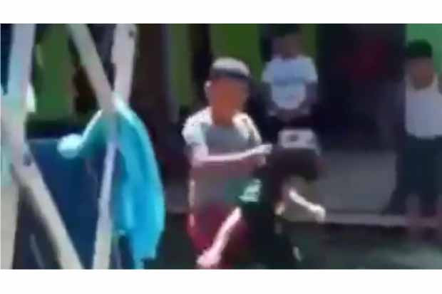 Viral, Anak-Anak Berantem...