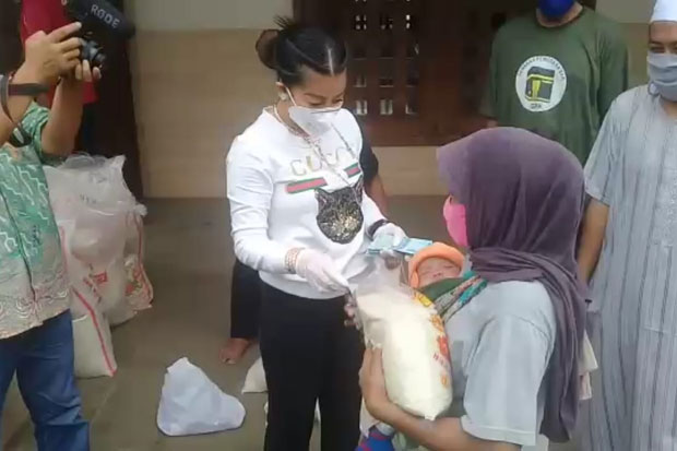Publik Harapkan Data...