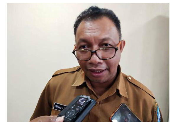 Gunakan Jas Hujan, Petugas...