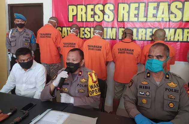 Terobos Markas Polisi...