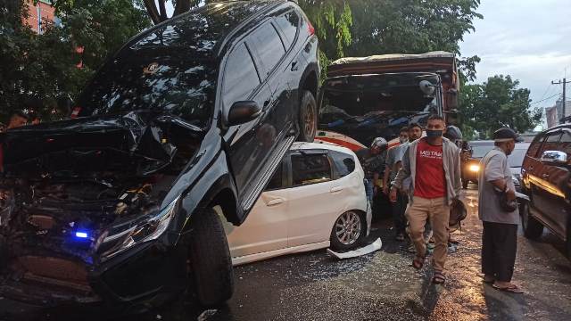 4 Mobil Terlibat Kecelakaan...