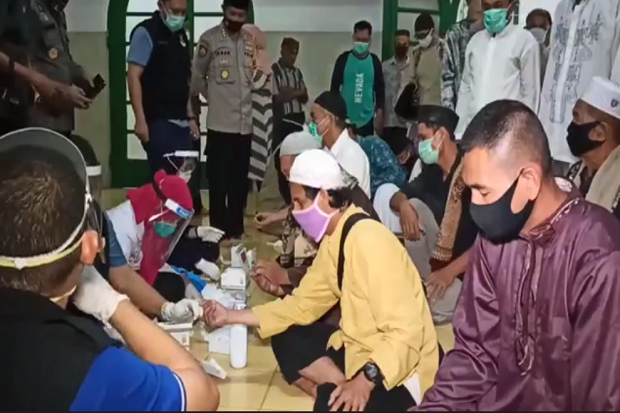 Jamaah Masjid dan Pengunjung...