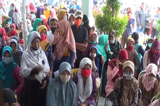 Ambil BLT, Warga Kendal...