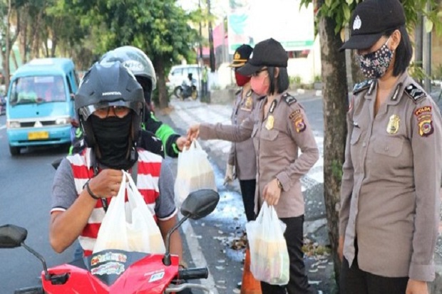 Polwan Polda Sulut Bagikan...