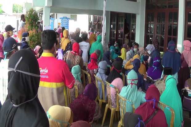 Pembagian Bantuan Sosial...