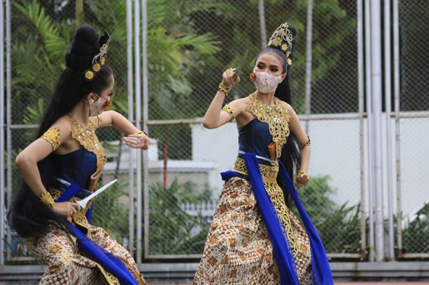 Dua Penari Bermasker...