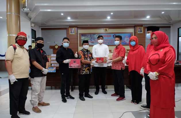 PDIP Serahkan Bantuan...