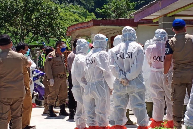 Polisi dan Gugas Covid-19...