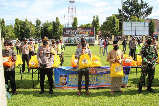 TNI-Polri Salurkan Bantuan...