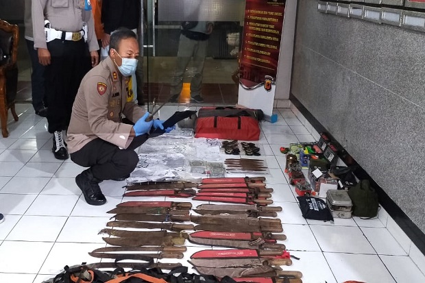 Densus 88 Geledah Gudang...
