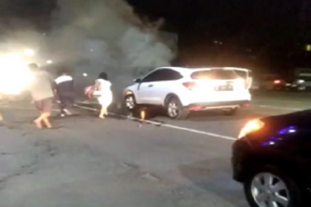 Mobil Terbakar di Depan...