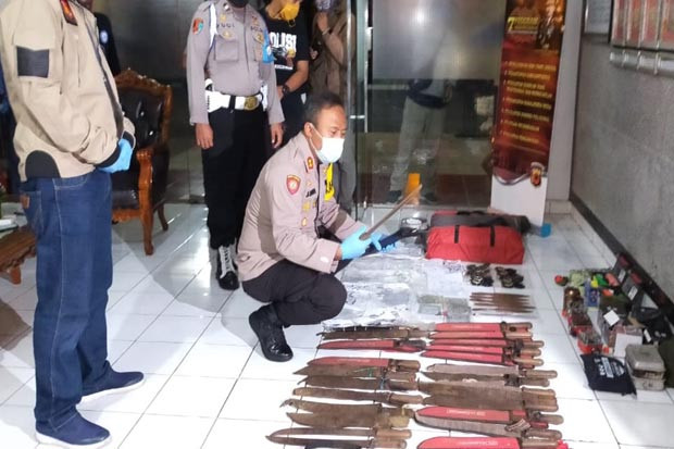 Penggeledahan Gudang...