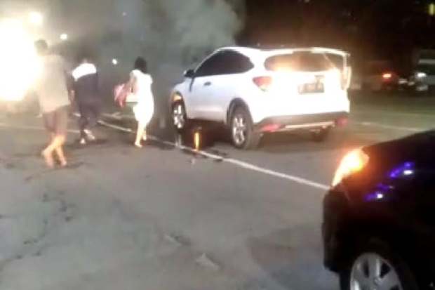 Mobil SUV Putih Terbakar...