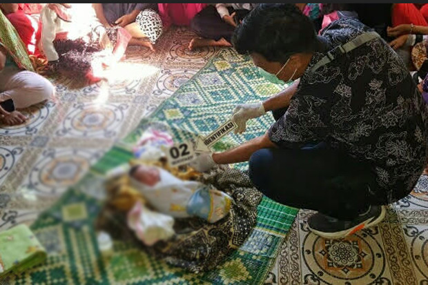 Bayi Berumur 2 Hari...