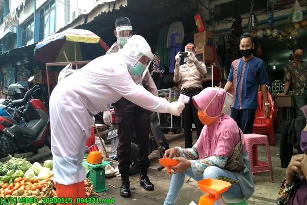 Pedagang dan Pengunjung...