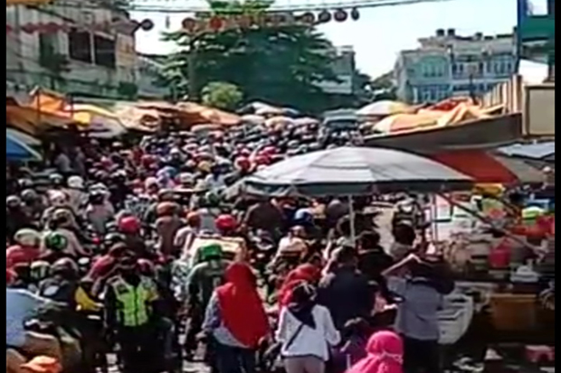 Viral Video Ribuan Warga...