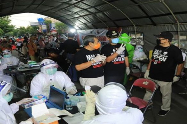 1.300 Pedagang-Pengunjung...