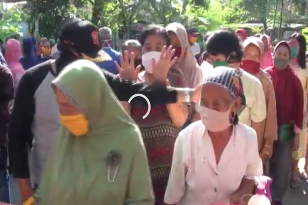 Emak-emak Berdesakan...