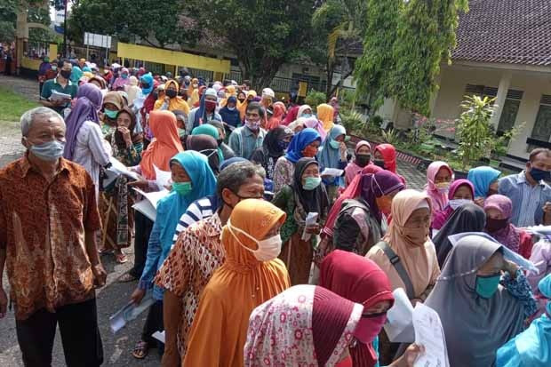 Ambil BST, Warga Abaikan...