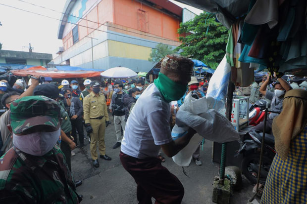 Warga Tumpah Ruah di...