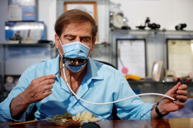 Masker untuk di Restoran?...