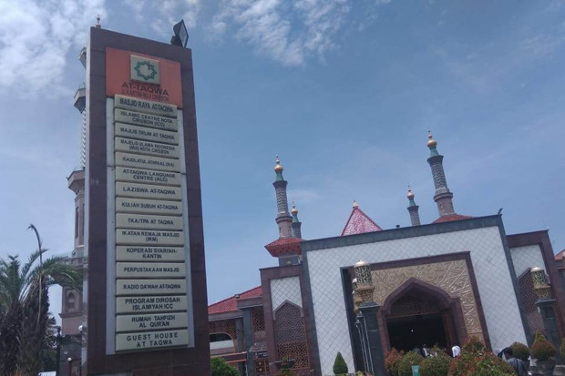 Pemerintah Larang Salat...