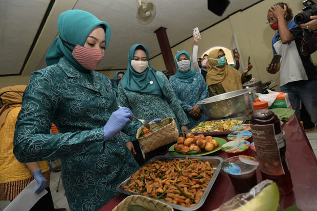 Gunakan Besek, Atalia...