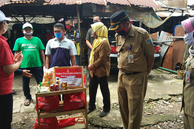 Kemensos Berikan Bantuan...