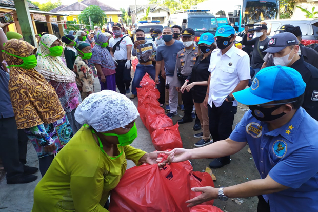 Salurkan Bantuan ke...