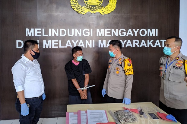 Hanya Gara-gara ID Ponsel,...