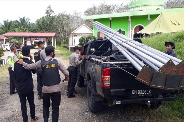 Bawa Senpi dan Rompi...