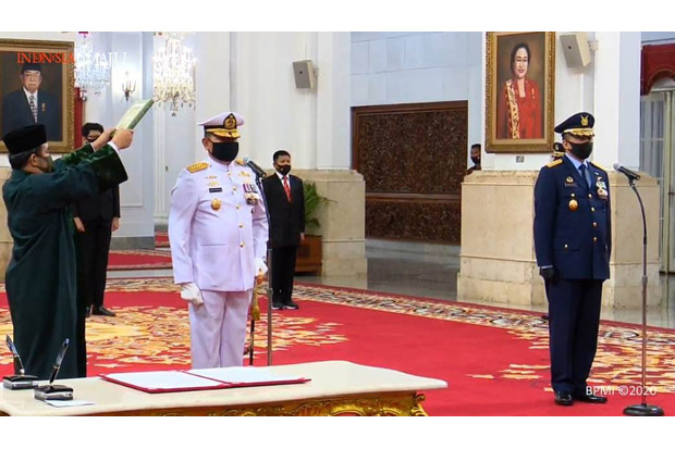 Presiden Jokowi Lantik...