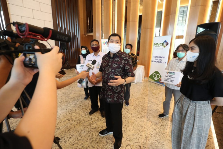 HT Serahkan Bantuan...