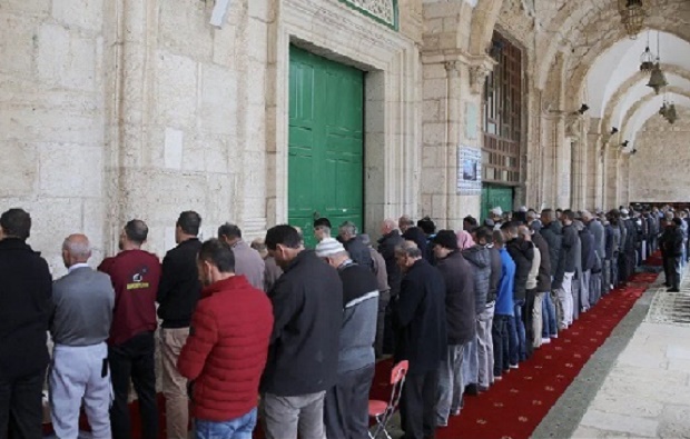 Salat di Kompleks Masjid...
