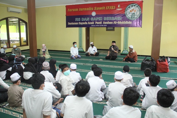 FJS dan GAPKI Beri Santunan...