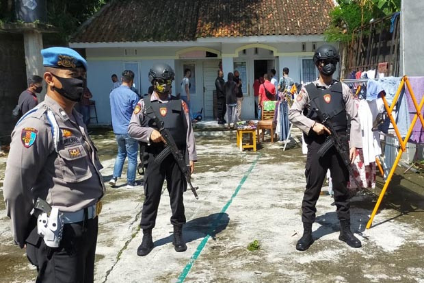 Densus 88 Geledah Perumahan...
